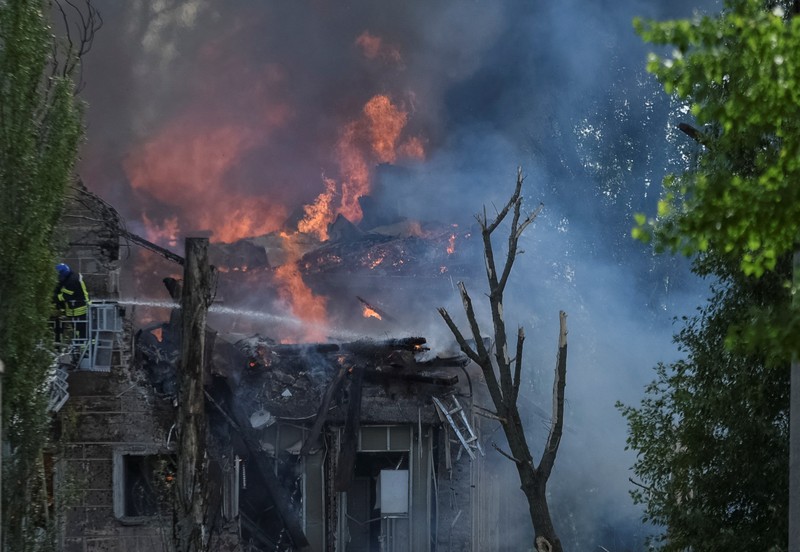 Serangan rudal Rusia kembali melanda wilayah Ukraina, dengan yang terbaru menghantam sebuah klinik yang ada di kota Dnipro, sebelah timur Ukraina. (AP/State Emergency Service of Ukraine)
