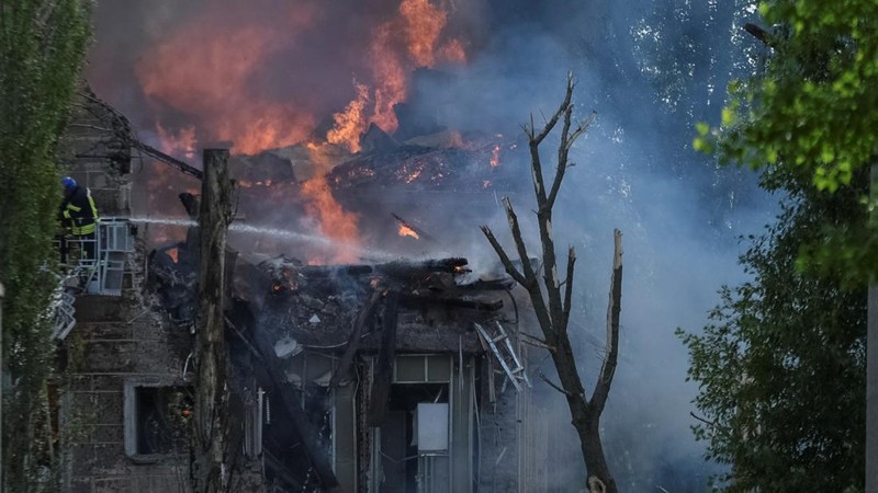Serangan rudal Rusia kembali melanda wilayah Ukraina, dengan yang terbaru menghantam sebuah klinik yang ada di kota Dnipro, sebelah timur Ukraina. (AP/State Emergency Service of Ukraine)