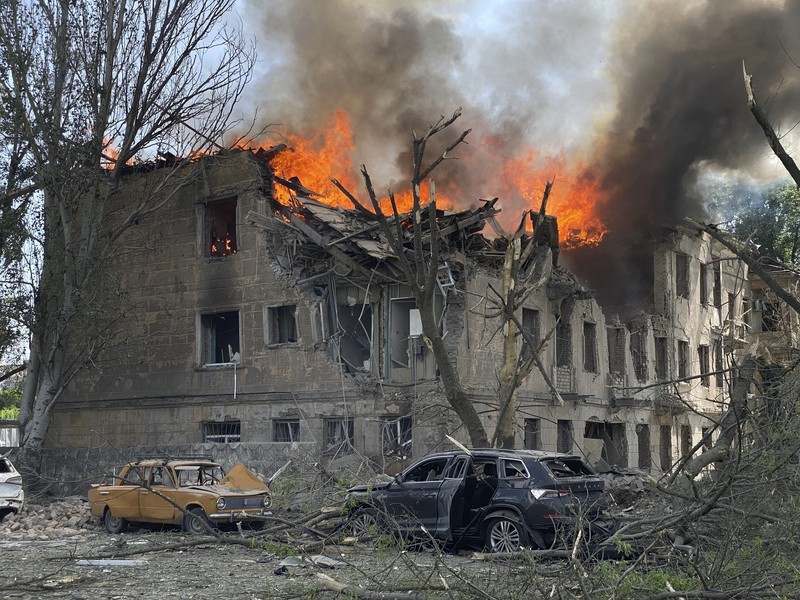 Serangan rudal Rusia kembali melanda wilayah Ukraina, dengan yang terbaru menghantam sebuah klinik yang ada di kota Dnipro, sebelah timur Ukraina. (AP/State Emergency Service of Ukraine)