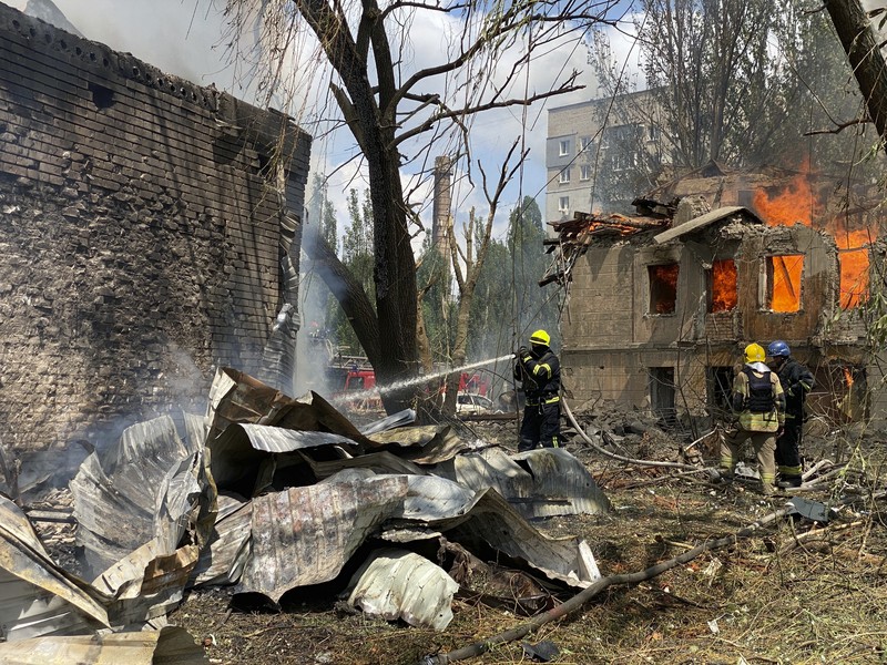 Serangan rudal Rusia kembali melanda wilayah Ukraina, dengan yang terbaru menghantam sebuah klinik yang ada di kota Dnipro, sebelah timur Ukraina. (AP/State Emergency Service of Ukraine) Serangan rudal Rusia kembali melanda wilayah Ukraina, dengan yang terbaru menghantam sebuah klinik yang ada di kota Dnipro, sebelah timur Ukraina. (AP/State Emergency Service of Ukraine)