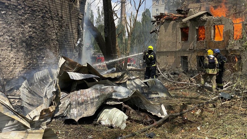 Serangan rudal Rusia kembali melanda wilayah Ukraina, dengan yang terbaru menghantam sebuah klinik yang ada di kota Dnipro, sebelah timur Ukraina. (AP/State Emergency Service of Ukraine)