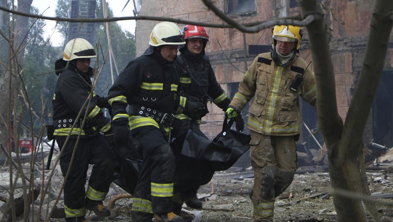 Serangan rudal Rusia kembali melanda wilayah Ukraina, dengan yang terbaru menghantam sebuah klinik yang ada di kota Dnipro, sebelah timur Ukraina. (AP/State Emergency Service of Ukraine)