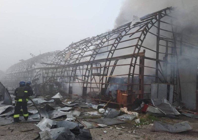 Serangan rudal Rusia kembali melanda wilayah Ukraina, dengan yang terbaru menghantam sebuah klinik yang ada di kota Dnipro, sebelah timur Ukraina. (AP/State Emergency Service of Ukraine)