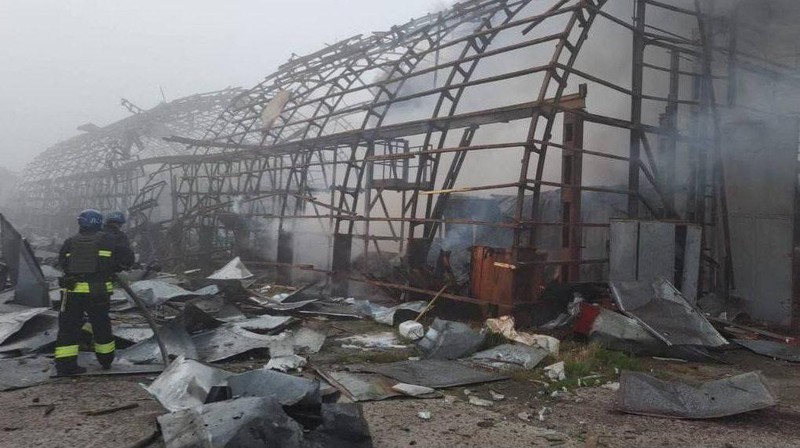 Serangan rudal Rusia kembali melanda wilayah Ukraina, dengan yang terbaru menghantam sebuah klinik yang ada di kota Dnipro, sebelah timur Ukraina. (AP/State Emergency Service of Ukraine)