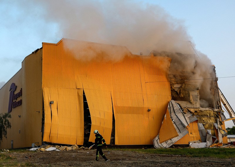 Pemandangan pabrik baja Azovstal hancur akibat konflik Rusia-Ukraina di Mariupol, Ukraina, Minggu (13/3/2022). (REUTERS/Alexander Ermochenko/File Photo)