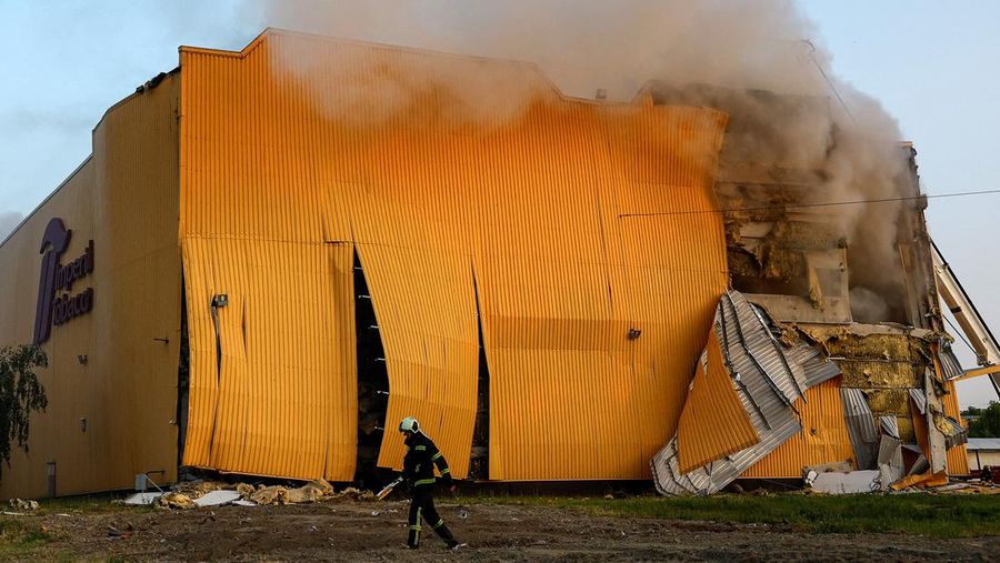 Pemandangan pabrik baja Azovstal hancur akibat konflik Rusia-Ukraina di Mariupol, Ukraina, Minggu (13/3/2022). (REUTERS/Alexander Ermochenko/File Photo)