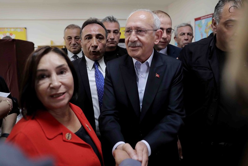 Pemimpin Partai Rakyat Republik (CHP) dan kandidat presiden dari aliansi oposisi utama Kemal Kilicdaroglu dan istrinya Selvi Kilicdaroglu tiba untuk memberikan suara mereka di tempat pemungutan suara selama putaran kedua pemilihan presiden Turki pada 28 Mei 2023 di Ankara, Turki. (Getty Images/Burak Kara)