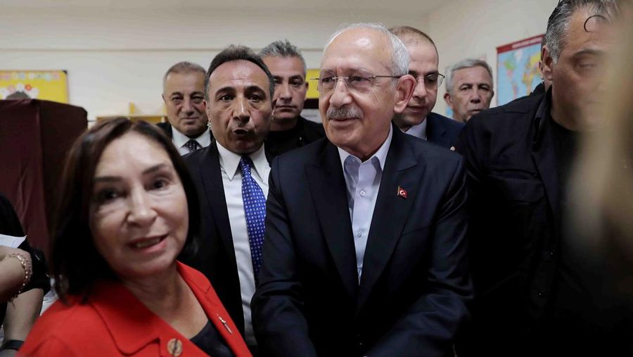 Pemimpin Partai Rakyat Republik (CHP) dan kandidat presiden dari aliansi oposisi utama Kemal Kilicdaroglu dan istrinya Selvi Kilicdaroglu tiba untuk memberikan suara mereka di tempat pemungutan suara selama putaran kedua pemilihan presiden Turki pada 28 Mei 2023 di Ankara, Turki. (Getty Images/Burak Kara)