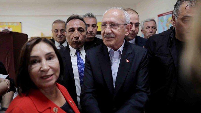 Pemimpin Partai Rakyat Republik (CHP) dan kandidat presiden dari aliansi oposisi utama Kemal Kilicdaroglu dan istrinya Selvi Kilicdaroglu tiba untuk memberikan suara mereka di tempat pemungutan suara selama putaran kedua pemilihan presiden Turki pada 28 Mei 2023 di Ankara, Turki. (Getty Images/Burak Kara)