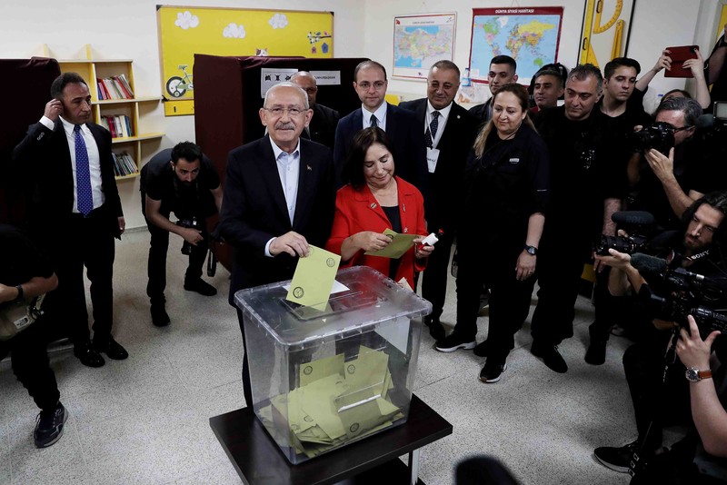 Pemimpin Partai Rakyat Republik (CHP) dan kandidat presiden dari aliansi oposisi utama Kemal Kilicdaroglu dan istrinya Selvi Kilicdaroglu tiba untuk memberikan suara mereka di tempat pemungutan suara selama putaran kedua pemilihan presiden Turki pada 28 Mei 2023 di Ankara, Turki. (Getty Images/Burak Kara) Pemimpin Partai Rakyat Republik (CHP) dan kandidat presiden dari aliansi oposisi utama Kemal Kilicdaroglu dan istrinya Selvi Kilicdaroglu tiba untuk memberikan suara mereka di tempat pemungutan suara selama putaran kedua pemilihan presiden Turki pada 28 Mei 2023 di Ankara, Turki. (Getty Images/Burak Kara)