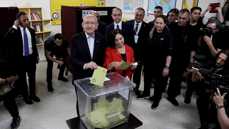 Pemimpin Partai Rakyat Republik (CHP) dan kandidat presiden dari aliansi oposisi utama Kemal Kilicdaroglu dan istrinya Selvi Kilicdaroglu tiba untuk memberikan suara mereka di tempat pemungutan suara selama putaran kedua pemilihan presiden Turki pada 28 Mei 2023 di Ankara, Turki. (Getty Images/Burak Kara)