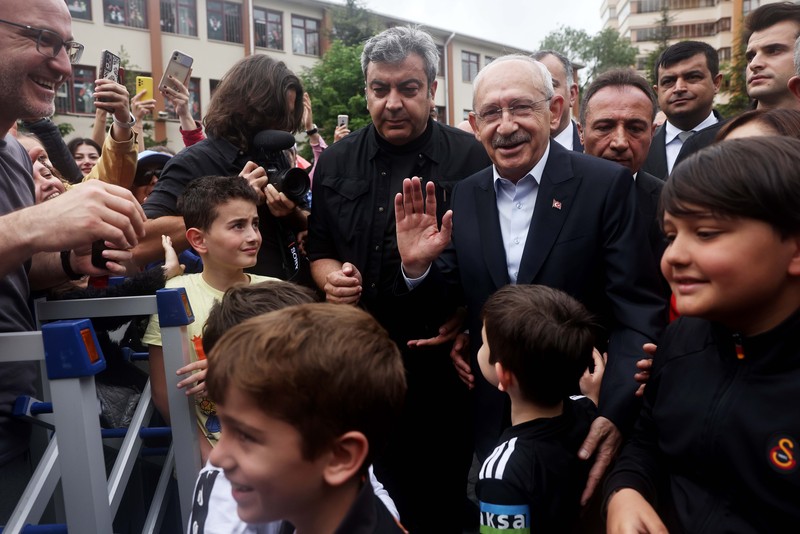 Pemimpin Partai Rakyat Republik (CHP) dan kandidat presiden dari aliansi oposisi utama Kemal Kilicdaroglu dan istrinya Selvi Kilicdaroglu tiba untuk memberikan suara mereka di tempat pemungutan suara selama putaran kedua pemilihan presiden Turki pada 28 Mei 2023 di Ankara, Turki. (Getty Images/Burak Kara) Pemimpin Partai Rakyat Republik (CHP) dan kandidat presiden dari aliansi oposisi utama Kemal Kilicdaroglu dan istrinya Selvi Kilicdaroglu tiba untuk memberikan suara mereka di tempat pemungutan suara selama putaran kedua pemilihan presiden Turki pada 28 Mei 2023 di Ankara, Turki. (Getty Images/Burak Kara)