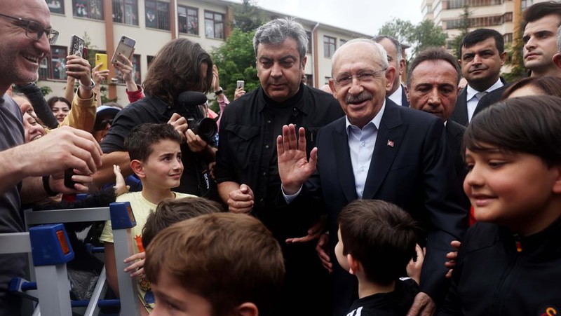 Pemimpin Partai Rakyat Republik (CHP) dan kandidat presiden dari aliansi oposisi utama Kemal Kilicdaroglu dan istrinya Selvi Kilicdaroglu tiba untuk memberikan suara mereka di tempat pemungutan suara selama putaran kedua pemilihan presiden Turki pada 28 Mei 2023 di Ankara, Turki. (Getty Images/Burak Kara)