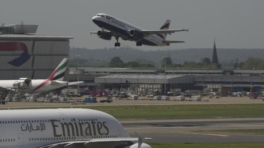 Pesawat terlihat di Bandara Heathrow, di London Sabtu, 27 Mei 2023. Penumpang yang terbang ke Inggris menghadapi penundaan pemeriksaan paspor karena e-gate tidak berfungsi. (AP/Kin Cheung)