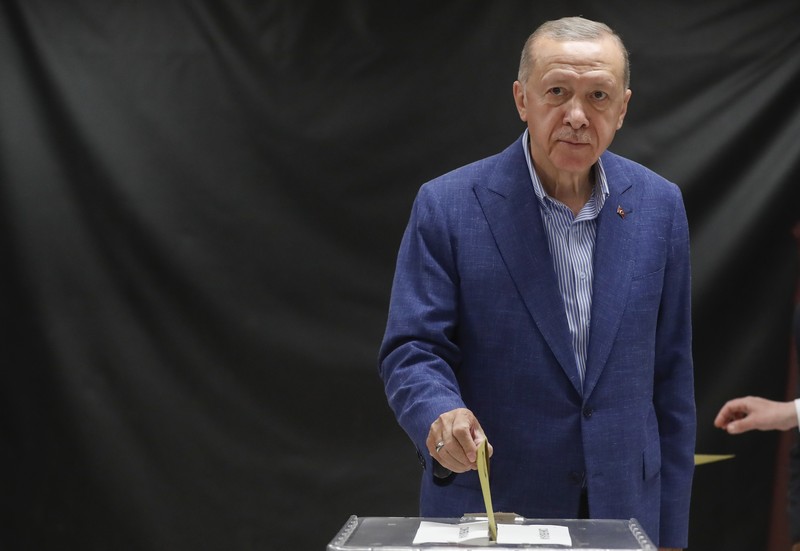 Pemimpin Partai Rakyat Republik (CHP) dan kandidat presiden dari aliansi oposisi utama Kemal Kilicdaroglu dan istrinya Selvi Kilicdaroglu tiba untuk memberikan suara mereka di tempat pemungutan suara selama putaran kedua pemilihan presiden Turki pada 28 Mei 2023 di Ankara, Turki. (Getty Images/Burak Kara)