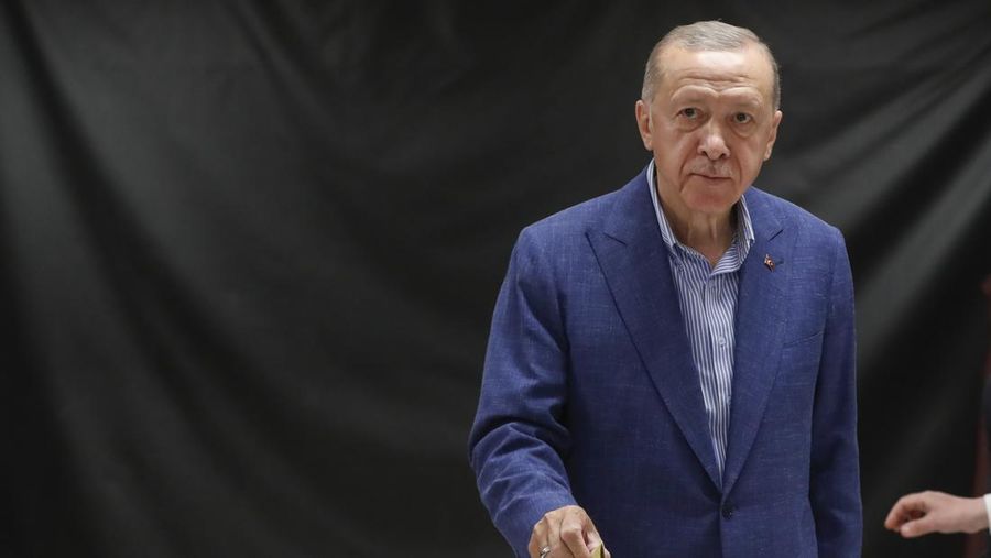 Pemimpin Partai Rakyat Republik (CHP) dan kandidat presiden dari aliansi oposisi utama Kemal Kilicdaroglu dan istrinya Selvi Kilicdaroglu tiba untuk memberikan suara mereka di tempat pemungutan suara selama putaran kedua pemilihan presiden Turki pada 28 Mei 2023 di Ankara, Turki. (Getty Images/Burak Kara)