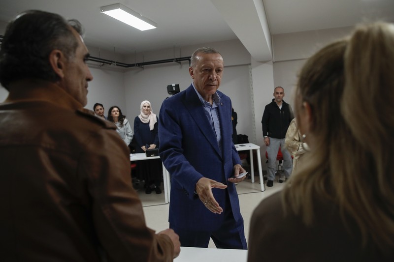 Pemimpin Partai Rakyat Republik (CHP) dan kandidat presiden dari aliansi oposisi utama Kemal Kilicdaroglu dan istrinya Selvi Kilicdaroglu tiba untuk memberikan suara mereka di tempat pemungutan suara selama putaran kedua pemilihan presiden Turki pada 28 Mei 2023 di Ankara, Turki. (Getty Images/Burak Kara)
