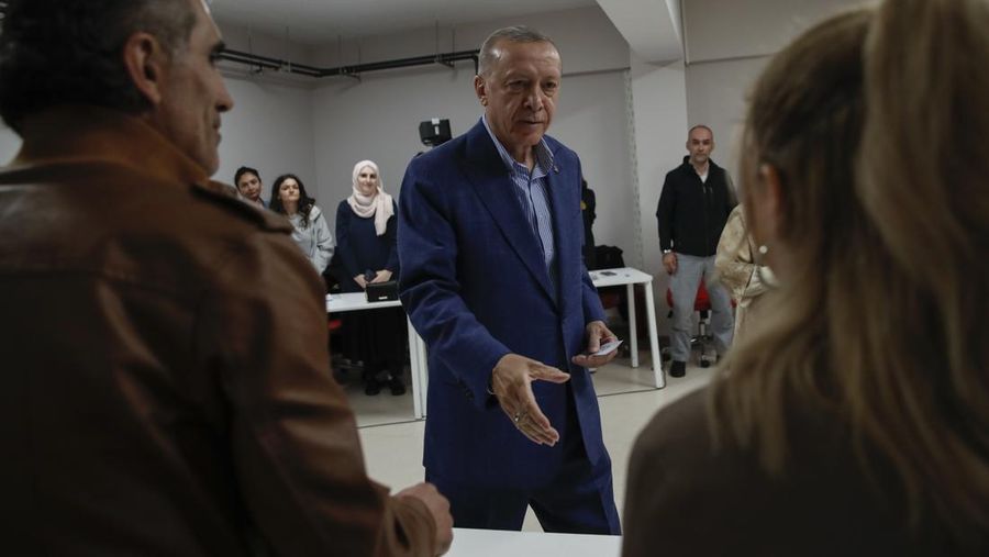 Pemimpin Partai Rakyat Republik (CHP) dan kandidat presiden dari aliansi oposisi utama Kemal Kilicdaroglu dan istrinya Selvi Kilicdaroglu tiba untuk memberikan suara mereka di tempat pemungutan suara selama putaran kedua pemilihan presiden Turki pada 28 Mei 2023 di Ankara, Turki. (Getty Images/Burak Kara)