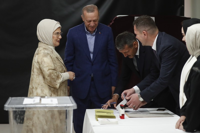 Pemimpin Partai Rakyat Republik (CHP) dan kandidat presiden dari aliansi oposisi utama Kemal Kilicdaroglu dan istrinya Selvi Kilicdaroglu tiba untuk memberikan suara mereka di tempat pemungutan suara selama putaran kedua pemilihan presiden Turki pada 28 Mei 2023 di Ankara, Turki. (Getty Images/Burak Kara) Pemimpin Partai Rakyat Republik (CHP) dan kandidat presiden dari aliansi oposisi utama Kemal Kilicdaroglu dan istrinya Selvi Kilicdaroglu tiba untuk memberikan suara mereka di tempat pemungutan suara selama putaran kedua pemilihan presiden Turki pada 28 Mei 2023 di Ankara, Turki. (Getty Images/Burak Kara)