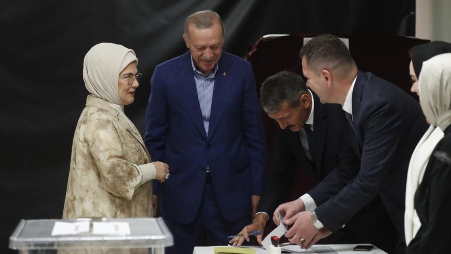 Pemimpin Partai Rakyat Republik (CHP) dan kandidat presiden dari aliansi oposisi utama Kemal Kilicdaroglu dan istrinya Selvi Kilicdaroglu tiba untuk memberikan suara mereka di tempat pemungutan suara selama putaran kedua pemilihan presiden Turki pada 28 Mei 2023 di Ankara, Turki. (Getty Images/Burak Kara)