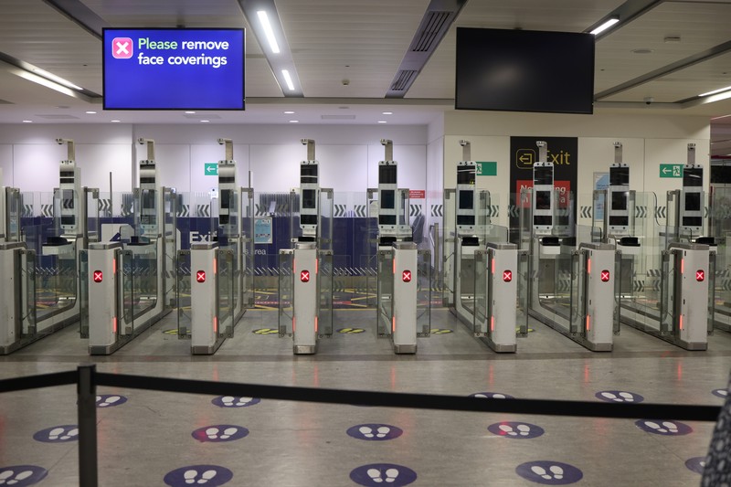 Penumpang menunggu di ruang tunggu saat  gangguan masalah nasional yang memengaruhi gerbang kontrol perbatasan otomatis yang memindai paspor penumpang saat kedatangan di bandara Ingris. (AP/Ivan Coninx)