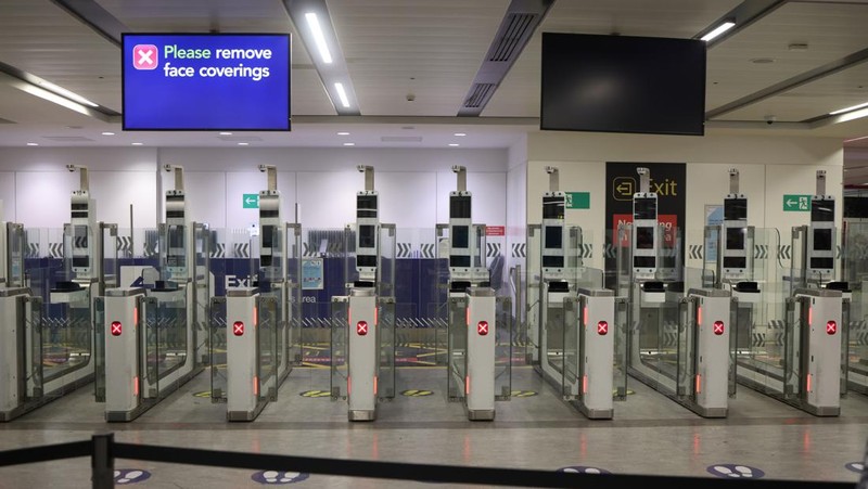 Penumpang menunggu di ruang tunggu saat  gangguan masalah nasional yang memengaruhi gerbang kontrol perbatasan otomatis yang memindai paspor penumpang saat kedatangan di bandara Ingris. (AP/Ivan Coninx)