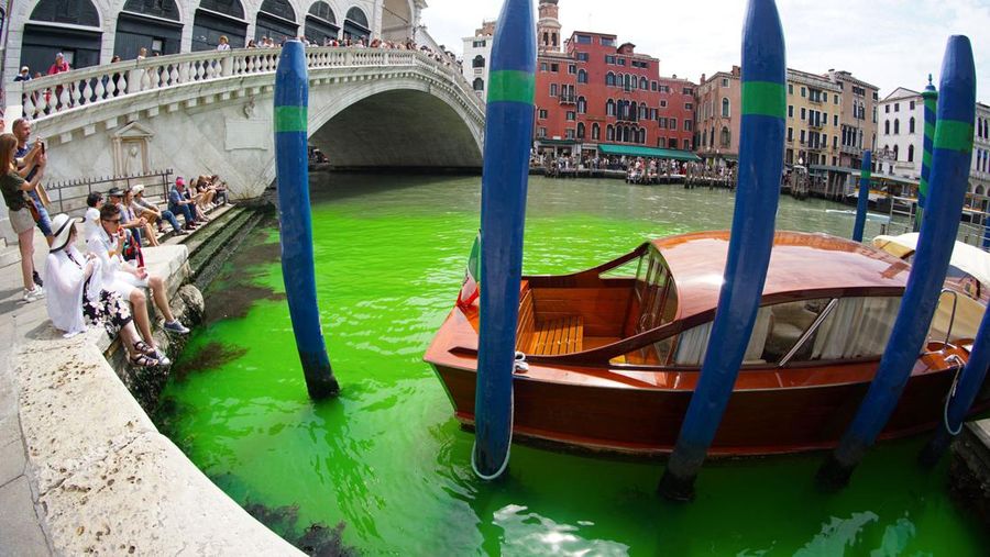 Air berwarna hijau di di bawah Jembatan Rialto di Kanal Besar Venesia. (ANSA/AFP via Getty Images)