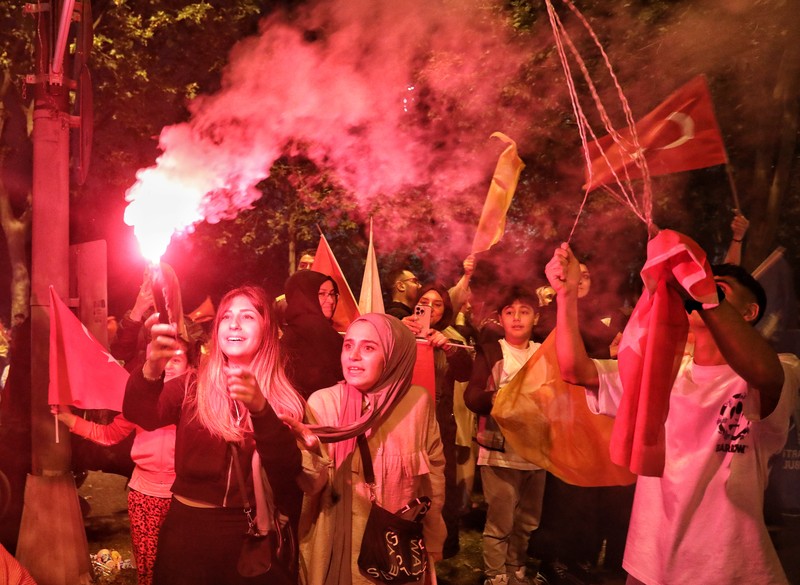 Pendukung merayakan kemenangan Recep Tayyip Erdogan di Istanbul, Turki, Minggu (28/5/2023) waktu setempat. (dia images via Getty Images)1494105672 Pendukung merayakan kemenangan Recep Tayyip Erdogan di Istanbul, Turki, Minggu (28/5/2023) waktu setempat. (dia images via Getty Images)