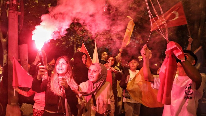 Pendukung merayakan kemenangan Recep Tayyip Erdogan di Istanbul, Turki,  Minggu (28/5/2023) waktu setempat. (dia images via Getty Images)