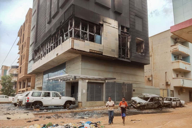 Markas Biro Pusat Statistik Sudan digambarkan setelah dibakar di jalan al-Sittin (enam puluh) di selatan Khartoum pada 29 Mei 2023. Tembakan terdengar di ibu kota Sudan pada 28 Mei, menambah pelanggaran gencatan senjata yang Mediator Amerika Serikat dan Saudi mengatakan menghambat pengiriman bantuan yang sangat dibutuhkan. Dalam enam minggu peperangan perkotaan, lebih dari 1.800 orang telah tewas, menurut Proyek Data Lokasi dan Peristiwa Konflik Bersenjata. (-/AFP via Getty Images)