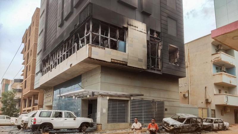 Markas Biro Pusat Statistik Sudan digambarkan setelah dibakar di jalan al-Sittin (enam puluh) di selatan Khartoum pada 29 Mei 2023. Tembakan terdengar di ibu kota Sudan pada 28 Mei, menambah pelanggaran gencatan senjata yang Mediator Amerika Serikat dan Saudi mengatakan menghambat pengiriman bantuan yang sangat dibutuhkan. Dalam enam minggu peperangan perkotaan, lebih dari 1.800 orang telah tewas, menurut Proyek Data Lokasi dan Peristiwa Konflik Bersenjata. (-/AFP via Getty Images)