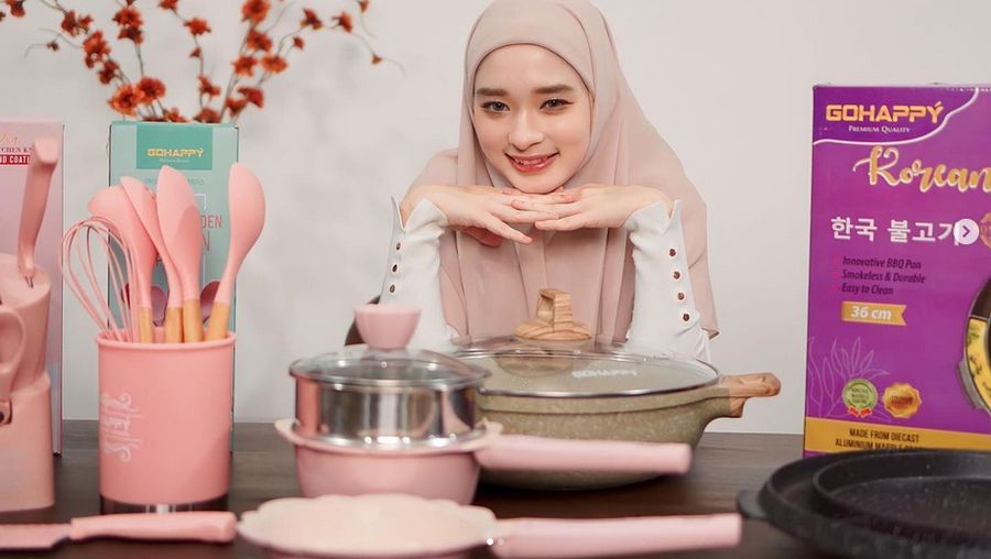Gaya hijab Inara Rusli mendadak jadi tren.