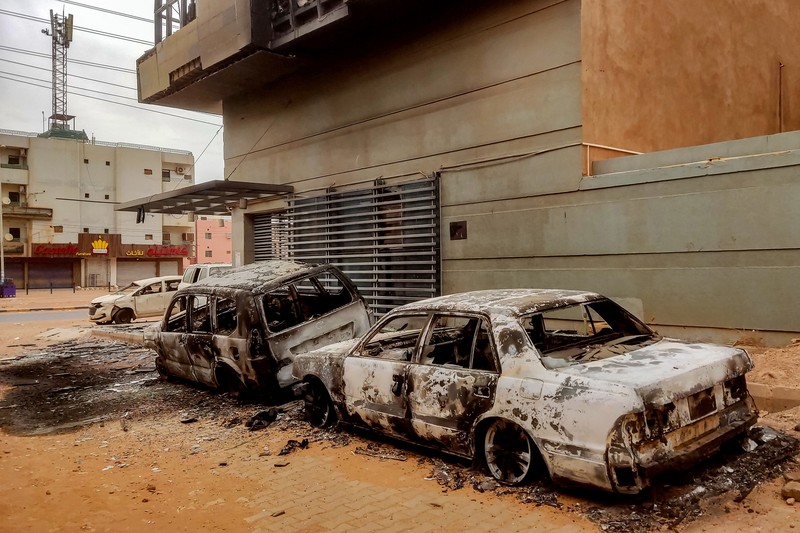 Markas Biro Pusat Statistik Sudan digambarkan setelah dibakar di jalan al-Sittin (enam puluh) di selatan Khartoum pada 29 Mei 2023. Tembakan terdengar di ibu kota Sudan pada 28 Mei, menambah pelanggaran gencatan senjata yang Mediator Amerika Serikat dan Saudi mengatakan menghambat pengiriman bantuan yang sangat dibutuhkan. Dalam enam minggu peperangan perkotaan, lebih dari 1.800 orang telah tewas, menurut Proyek Data Lokasi dan Peristiwa Konflik Bersenjata. (-/AFP via Getty Images)