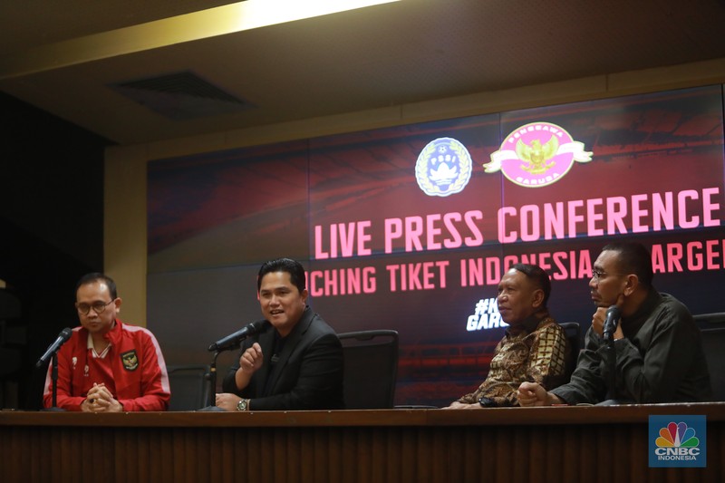 Ketua Umum PSSI Erick Thohir dalam Press Conference terkait Tiket FMD Indonesia Vs Argentina. Ketua Umum PSSI Erick Thohir dalam Press Conference terkait Tiket FMD Indonesia Vs Argentina. (CNBC Indonesia/Muhammad Sabki)