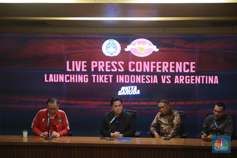 Ketua Umum PSSI Erick Thohir dalam Press Conference terkait Tiket FMD Indonesia Vs Argentina. Ketua Umum PSSI Erick Thohir dalam Press Conference terkait Tiket FMD Indonesia Vs Argentina. (CNBC Indonesia/Muhammad Sabki)