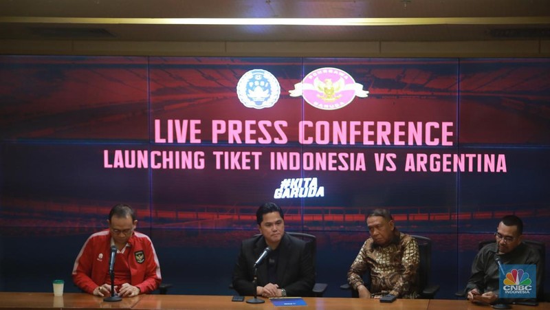 Ketua Umum PSSI Erick Thohir dalam Press Conference terkait Tiket FMD Indonesia Vs Argentina. (CNBC Indonesia/Muhammad Sabki)