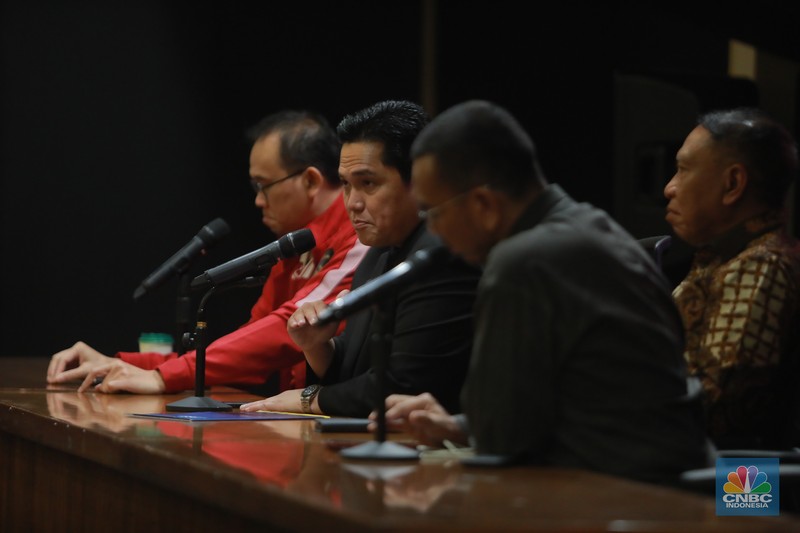 Ketua Umum PSSI Erick Thohir dalam Press Conference terkait Tiket FMD Indonesia Vs Argentina. Ketua Umum PSSI Erick Thohir dalam Press Conference terkait Tiket FMD Indonesia Vs Argentina. (CNBC Indonesia/Muhammad Sabki)