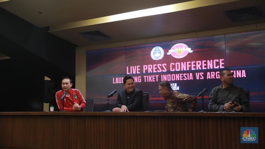 Ketua Umum PSSI Erick Thohir dalam Press Conference terkait Tiket FMD Indonesia Vs Argentina. (CNBC Indonesia/Muhammad Sabki)