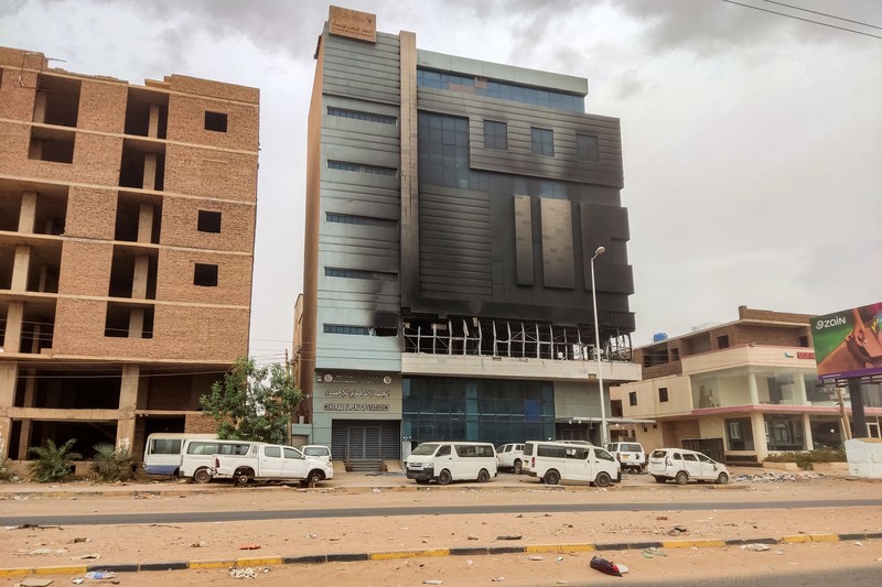 Markas Biro Pusat Statistik Sudan digambarkan setelah dibakar di jalan al-Sittin (enam puluh) di selatan Khartoum pada 29 Mei 2023. Markas Biro Pusat Statistik Sudan digambarkan setelah dibakar di jalan al-Sittin (enam puluh) di selatan Khartoum pada 29 Mei 2023. Tembakan terdengar di ibu kota Sudan pada 28 Mei, menambah pelanggaran gencatan senjata yang Mediator Amerika Serikat dan Saudi mengatakan menghambat pengiriman bantuan yang sangat dibutuhkan. Dalam enam minggu peperangan perkotaan, lebih dari 1.800 orang telah tewas, menurut Proyek Data Lokasi dan Peristiwa Konflik Bersenjata. (-/AFP via Getty Images)