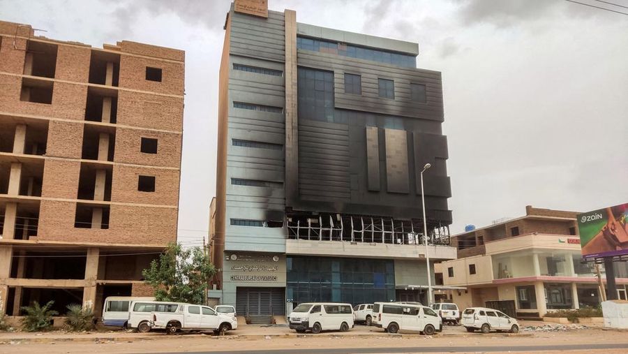 Markas Biro Pusat Statistik Sudan digambarkan setelah dibakar di jalan al-Sittin (enam puluh) di selatan Khartoum pada 29 Mei 2023. Tembakan terdengar di ibu kota Sudan pada 28 Mei, menambah pelanggaran gencatan senjata yang Mediator Amerika Serikat dan Saudi mengatakan menghambat pengiriman bantuan yang sangat dibutuhkan. Dalam enam minggu peperangan perkotaan, lebih dari 1.800 orang telah tewas, menurut Proyek Data Lokasi dan Peristiwa Konflik Bersenjata. (-/AFP via Getty Images)