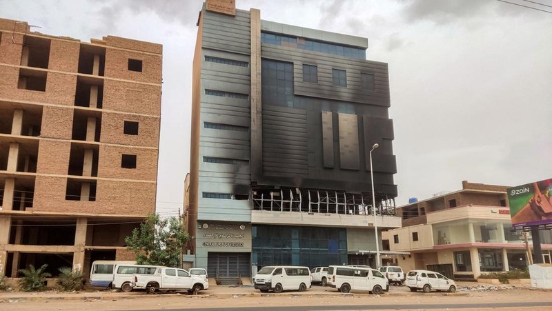 Markas Biro Pusat Statistik Sudan digambarkan setelah dibakar di jalan al-Sittin (enam puluh) di selatan Khartoum pada 29 Mei 2023. Tembakan terdengar di ibu kota Sudan pada 28 Mei, menambah pelanggaran gencatan senjata yang Mediator Amerika Serikat dan Saudi mengatakan menghambat pengiriman bantuan yang sangat dibutuhkan. Dalam enam minggu peperangan perkotaan, lebih dari 1.800 orang telah tewas, menurut Proyek Data Lokasi dan Peristiwa Konflik Bersenjata. (-/AFP via Getty Images)