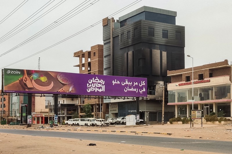 Markas Biro Pusat Statistik Sudan digambarkan setelah dibakar di jalan al-Sittin (enam puluh) di selatan Khartoum pada 29 Mei 2023. Tembakan terdengar di ibu kota Sudan pada 28 Mei, menambah pelanggaran gencatan senjata yang Mediator Amerika Serikat dan Saudi mengatakan menghambat pengiriman bantuan yang sangat dibutuhkan. Dalam enam minggu peperangan perkotaan, lebih dari 1.800 orang telah tewas, menurut Proyek Data Lokasi dan Peristiwa Konflik Bersenjata. (-/AFP via Getty Images)