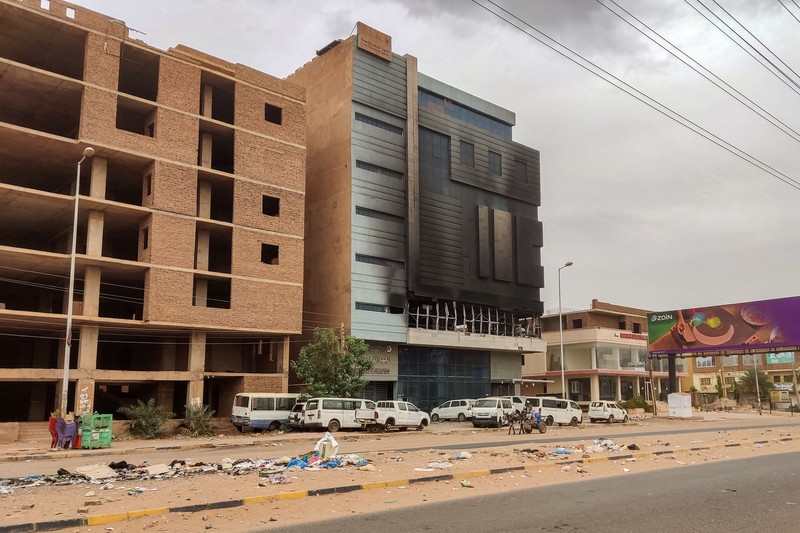 Markas Biro Pusat Statistik Sudan digambarkan setelah dibakar di jalan al-Sittin (enam puluh) di selatan Khartoum pada 29 Mei 2023. Markas Biro Pusat Statistik Sudan digambarkan setelah dibakar di jalan al-Sittin (enam puluh) di selatan Khartoum pada 29 Mei 2023. Tembakan terdengar di ibu kota Sudan pada 28 Mei, menambah pelanggaran gencatan senjata yang Mediator Amerika Serikat dan Saudi mengatakan menghambat pengiriman bantuan yang sangat dibutuhkan. Dalam enam minggu peperangan perkotaan, lebih dari 1.800 orang telah tewas, menurut Proyek Data Lokasi dan Peristiwa Konflik Bersenjata. (-/AFP via Getty Images)