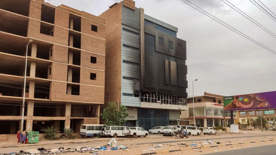 Markas Biro Pusat Statistik Sudan digambarkan setelah dibakar di jalan al-Sittin (enam puluh) di selatan Khartoum pada 29 Mei 2023. Tembakan terdengar di ibu kota Sudan pada 28 Mei, menambah pelanggaran gencatan senjata yang Mediator Amerika Serikat dan Saudi mengatakan menghambat pengiriman bantuan yang sangat dibutuhkan. Dalam enam minggu peperangan perkotaan, lebih dari 1.800 orang telah tewas, menurut Proyek Data Lokasi dan Peristiwa Konflik Bersenjata. (-/AFP via Getty Images)