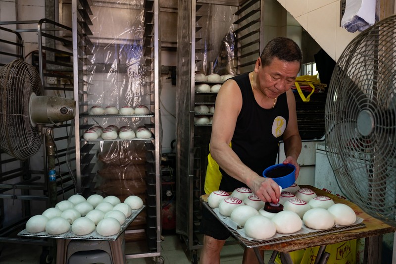 Warga meramaikan festival Bakpao di pulau Cheung Chau, Hong Kong. (Getty Images/Anthony Kwan)