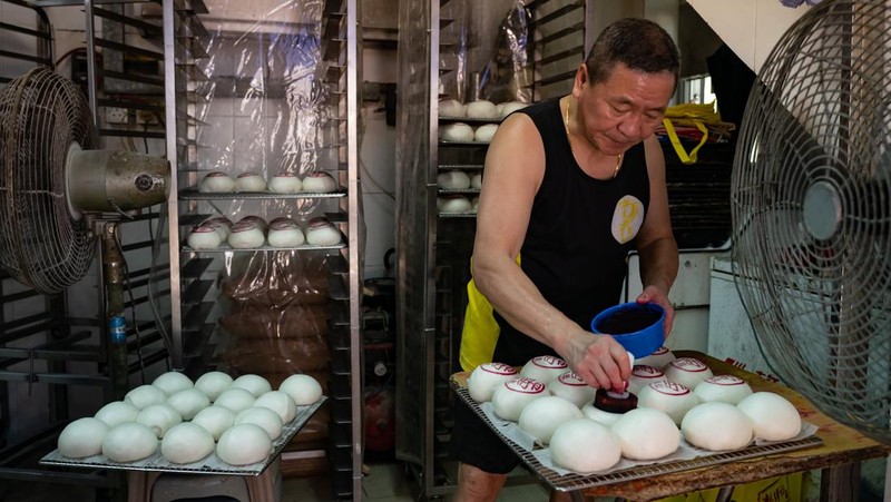 Warga meramaikan festival Bakpao di pulau Cheung Chau, Hong Kong. (Getty Images/Anthony Kwan)