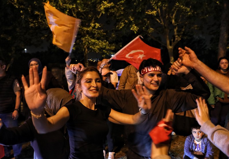 Pendukung merayakan kemenangan Recep Tayyip Erdogan di Istanbul, Turki,  Minggu (28/5/2023) waktu setempat. (dia images via Getty Images)