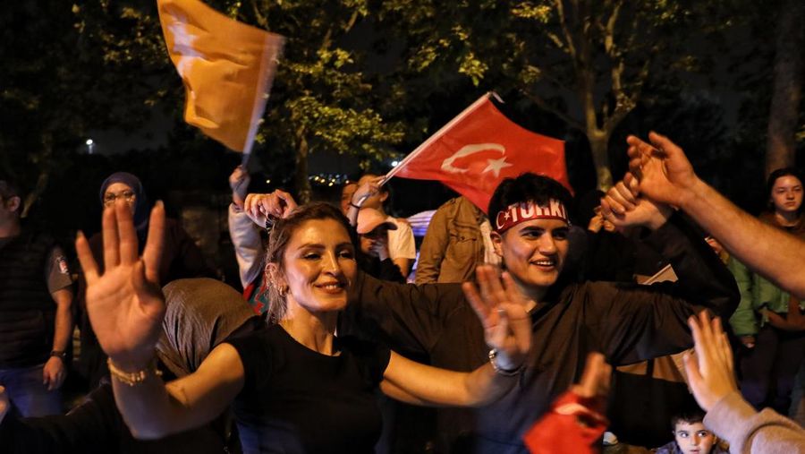 Pendukung merayakan kemenangan Recep Tayyip Erdogan di Istanbul, Turki,  Minggu (28/5/2023) waktu setempat. (dia images via Getty Images)