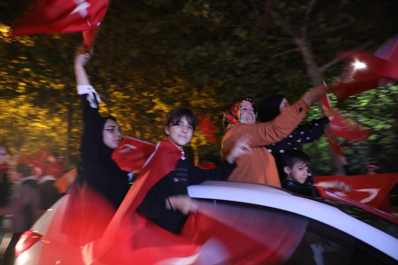 Pendukung merayakan kemenangan Recep Tayyip Erdogan di Istanbul, Turki,  Minggu (28/5/2023) waktu setempat. (dia images via Getty Images)