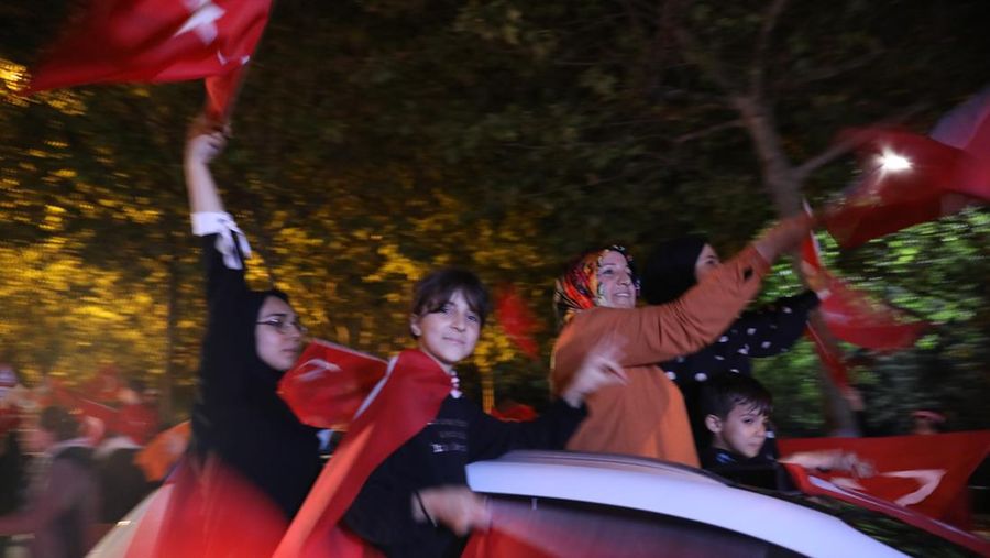 Pendukung merayakan kemenangan Recep Tayyip Erdogan di Istanbul, Turki,  Minggu (28/5/2023) waktu setempat. (dia images via Getty Images)